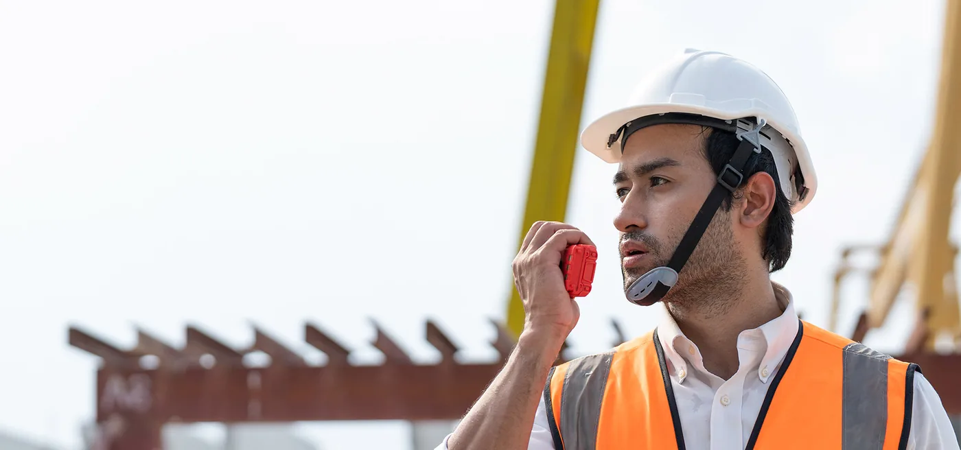 Personal de Kosago Corp coordinando trabajos por radio en una obra de construccion