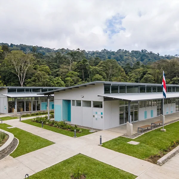 Edificio de oficinas corporativas construido por Kosago Corp, con acabados corporativos y climatizacion silenciosa