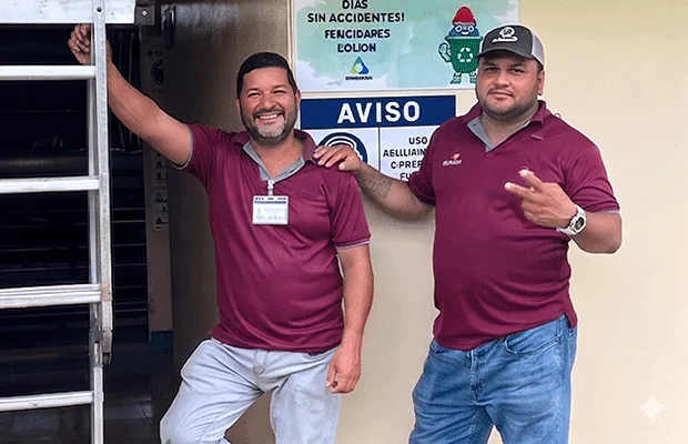 Tecnicos de Kosago Corp junto a la escalera, listos para instalar un aire acondicionado