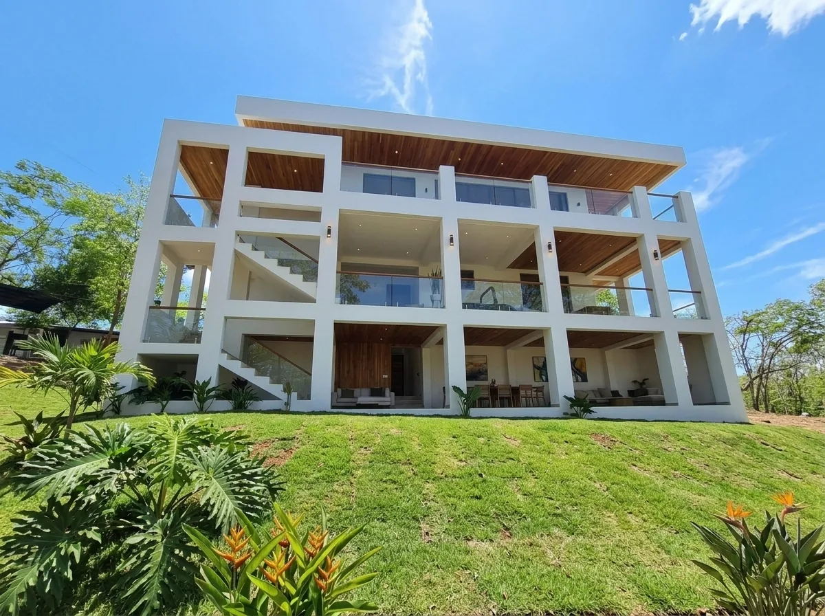 Residencia moderna de tres niveles construida en ladera en Costa Rica, con terrazas orientadas a la vista
